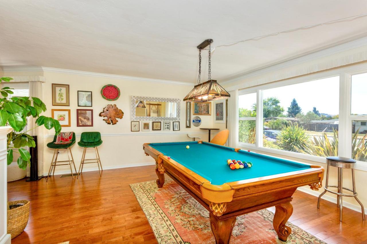 Spacious Renovated Petaluma Home- Pool Table, Fire Pit, Parking Exterior photo